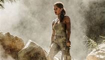 Dusno a prach. Alicia Vikanderov jako Lara Croftov. Snmek Tomb Raider...