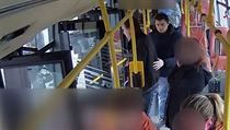 Dva astnci incidentu v praskm autobuse na snmku z videa, kter zveejnila...