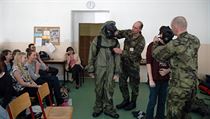 Příslušníci Armády ČR předvádějí ochranné masky OM-90 ve škole.
