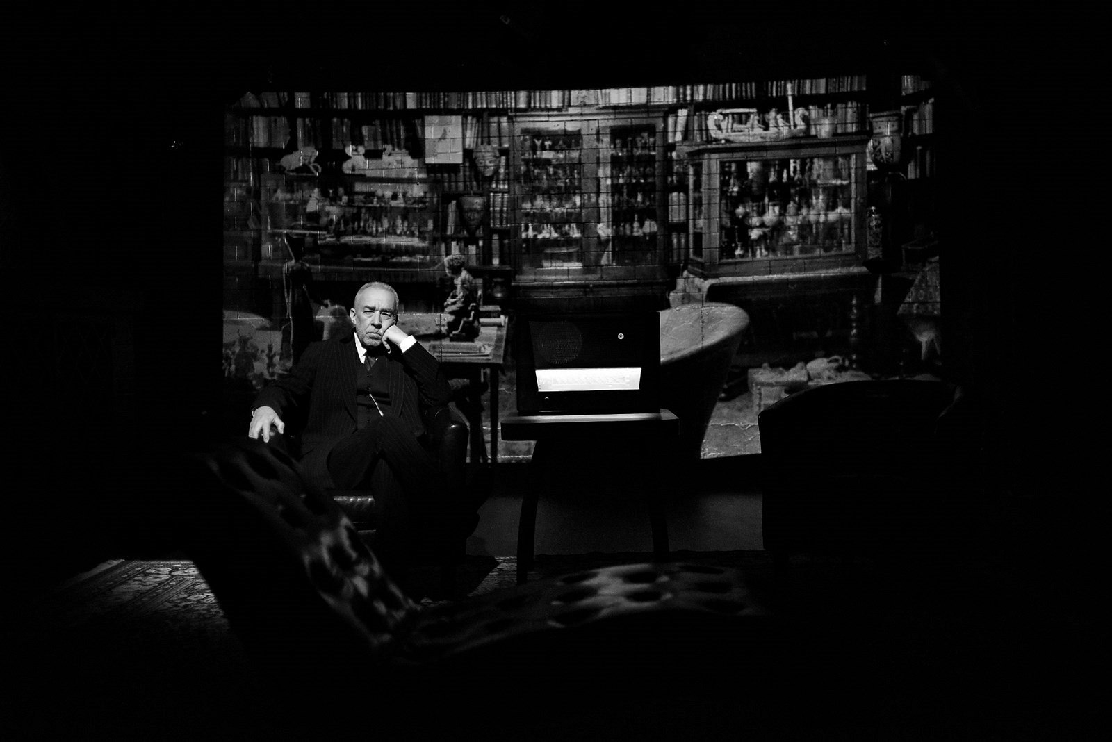 Pavel Rímský jako Sigmund Freud. Inscenace Poslední sezení u doktora Freuda.