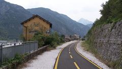 Cyclovia Alpe-Adria v trase zruené elezniní trati ve stanici Chiusaforte,...
