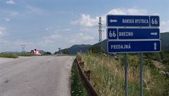 Kdy není cyklostezka, musíte jet i po "Route 66", vesnice Nemecká, Slovensko...