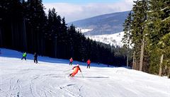Na Esíku probíhá i veerní lyování a díky jeho délce pes 1200 m jde zárove...