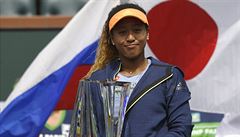 Naomi Ósaková s trofejí pro vítzku turnaje v Indian Wells.