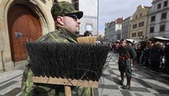 FOTOČLÁNEK: Proti regulaci zbraní košťaty. V Praze protestovali prvorepublikoví ‚četníci‘