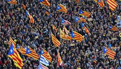 Dav mává katalánskými vlajkami.