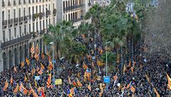 Demonstrující dav za nezávislost Katalánska.