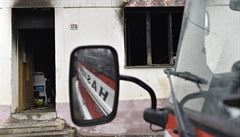 U po�áru ve star�ím rodinném domu zasahovali profesionální i dobrovolní hasi�i...