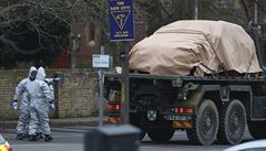 Britská armáda odváí auto z parkovit v Salisbury.
