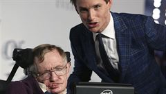 Hawking s hercem Eddiem Redmaynem, který ho ztvárnil ve snímku Teorie veho.