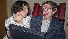 Hawking na snímku z roku 1989 s reportérkou.