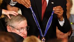 Hawking dostává medaili svobody od tehdejího prezidenta Obamy.