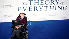 Hawking na britské premié�e snímku Teorie v�eho.