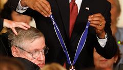 Bývalý americký prezident pedává medaili Stephenu Hawkingovi.