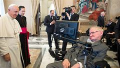 Pape Frantiek se setkal ve Francii se Stephenem Hawkingem.