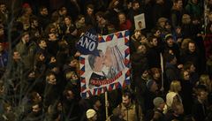 V Praze demonstrují na podporu médií proti Zemanovi tisíce lidí