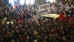 Na Václavském námstí jsou tisíce lidí na demonstraci proti Babiovi a Zemanovi.
