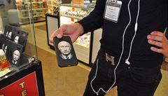 Putin�v kult se v Rusku oficiáln� nep�stuje, ale i tak vzkvétá. Prodejce...