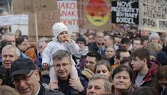 Slováci demonstrují za vypsání pedasných voleb jako eení politické krize v...