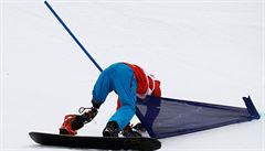 Mihaita Papara z Rumunska bhem pádu v muském slalomu.