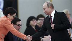 Vladimir Putin se zdraví s lenkou volební komise.