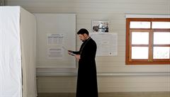 Ruský duchovní se pipravuje hlasovat ve volební místnosti v Jeruzalém.