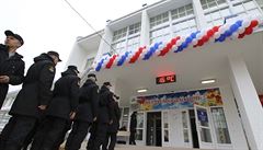 Ruské námonictvo ped volební místností v pístavním mst na jihozápad...