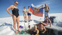 Rutí otuilci na fotografii s ruskou vlajkou ukazují, jak oslavují den ruských...