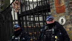 Policisté ped ruským velvyslanectvím v Londýn, kde mohou lidé volit.