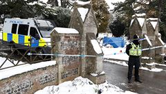 Policie stojí u h�bitova, kde je poh�bena Skripalova �ena.