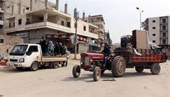 Obyvatelé se vracejí do centra m�sta Afrín v severozápadní Sýrii.