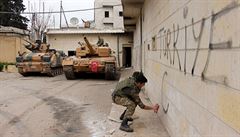 Turecký voják píe "Turecko" na ze v blízkosti nádrí v centru msta Afrín.