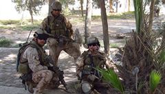 Milan trba (první zleva) s písluníky jednotky SOG v Afghánistánu v beznu...