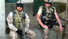 Milan trba (vlevo) s dánským kolegou pi krátkém odpoinku v Afghánistánu...