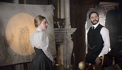 Dakota Fanningová a Daniel Brühl na stop� vraha. Seriál The Alienist...