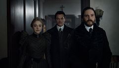 Nesourodá parti�ka hlavních hrdin�. Seriál The Alienist (Psychiatr). 2018.