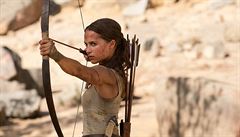 Zamíit a vystelit. Alicia Vikanderová jako Lara Croftová. Snímek Tomb Raider...