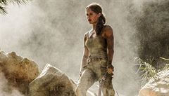 Dusno a prach. Alicia Vikanderová jako Lara Croftová. Snímek Tomb Raider...