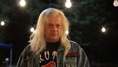 Mariin otec (Bob Klepl) je nestárnoucí rocker. Snímek Dv� nev�sty a jedna...