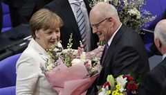 Nmecká kancléka Angela Merkelová pijímá kytice ke znovuzvolení od lídra...