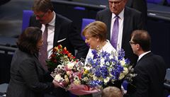 Angela Merkelová s díky píjimá gratulace.