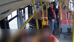 Jeden z úastník incidentu v praském autobuse na snímku z videa, které...