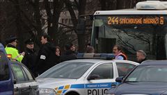 V autobuse na Smíchovském nádraží se střílelo. Policie má zraněného pachatele
