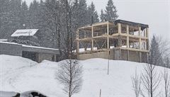 Na míst výcarského domu roste nová devostavba