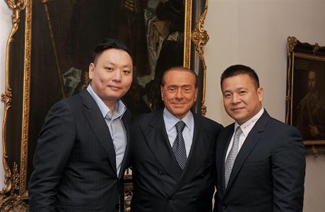 Zleva David Han Li, Silvio Berlusconi a Yonghong Li, tedy noví a bývalý majitel...