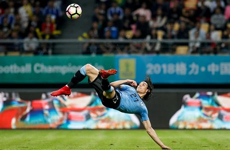R vs. Uruguay: Edison Cavani se akrobaticky trefuje do eské sít.