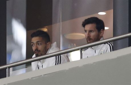 Lionel Messi (vpravo) sleduje debakl svých spoluhrá z argentinské...
