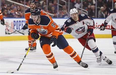 Kapitn a tonk Edmontonu Connor McDavid (97) unik Aromu Panarinovi z...