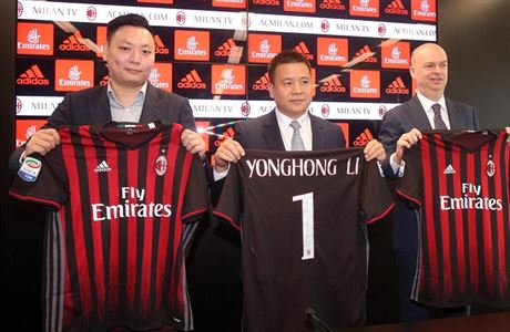 íntí majitelé AC Milán v ele s Li Jung-chungem (uprosted)