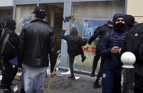 I studenti a mladí lidé ve tvrtek stávkovali po celé Francii na protest proti...